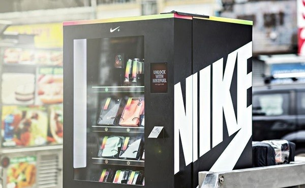 В Нью-Йорке появился автомат Nike, который выдает фирменные аксессуары за спортивные достижения