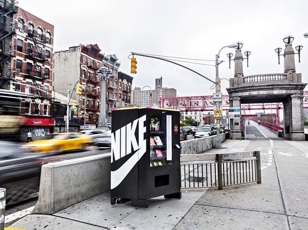 В Нью-Йорке появился автомат Nike, который выдает фирменные аксессуары за спортивные достижения